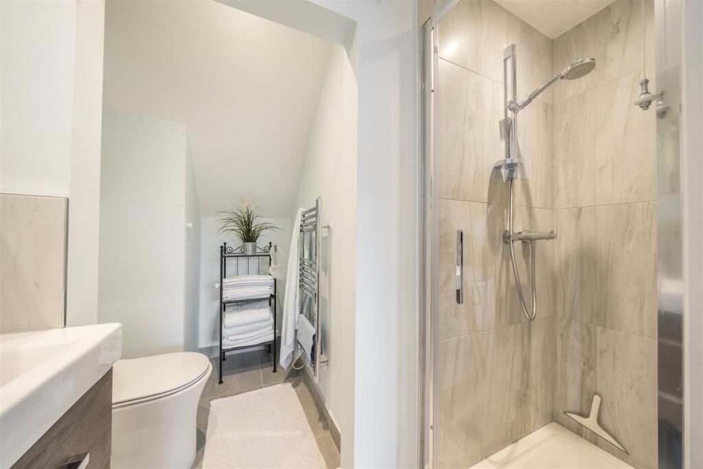 En suite Shower Room: