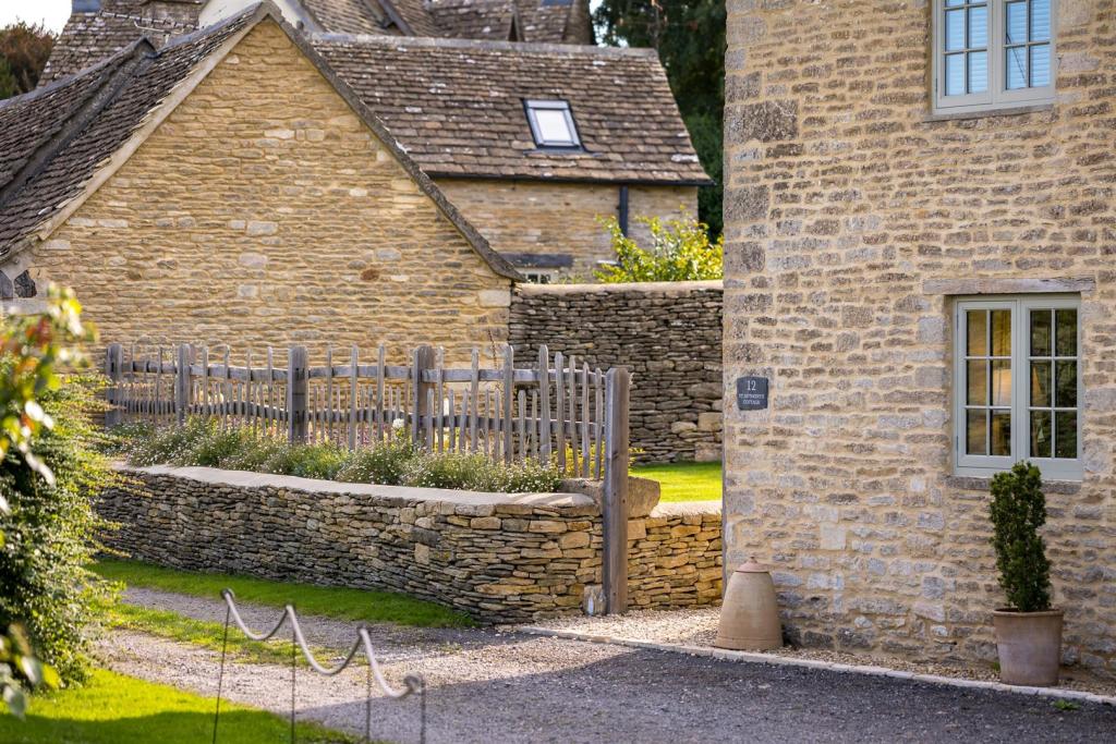 1 - St Anthony¿s Cottage - GL8 8TT - Web.jpg