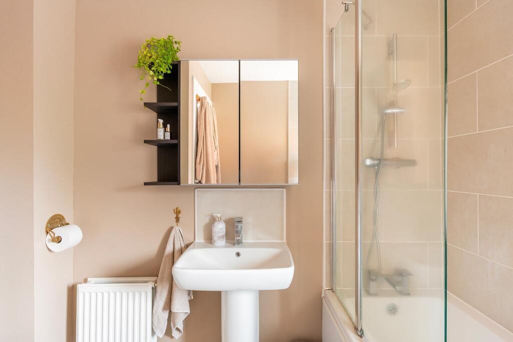 2B4WFS - Bathroom A.jpg