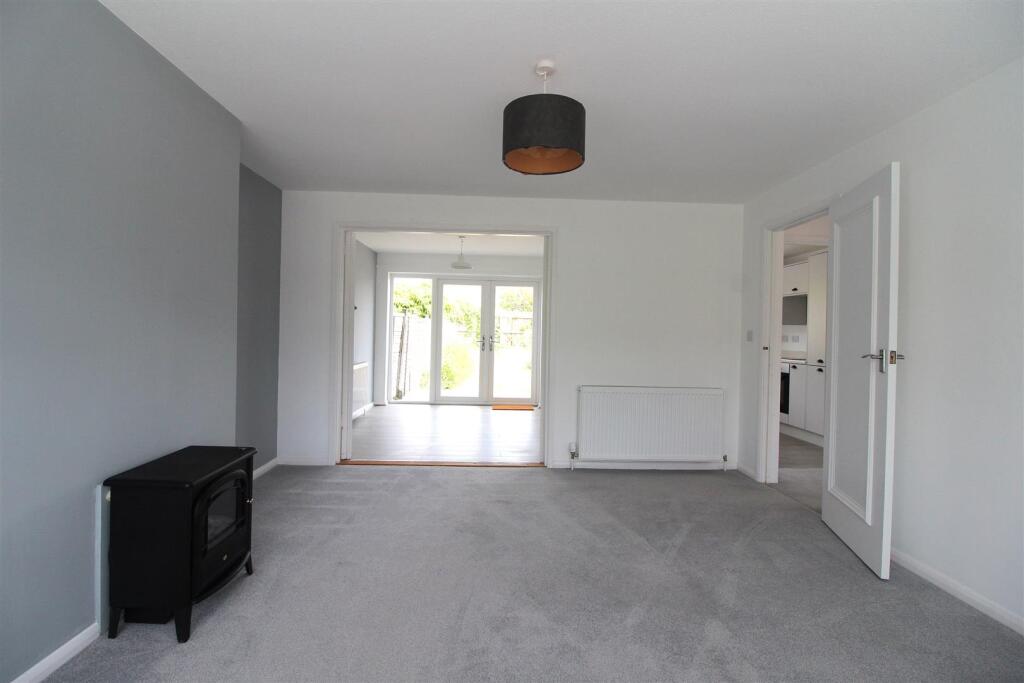 10 Wilson Way - Living room2.JPG