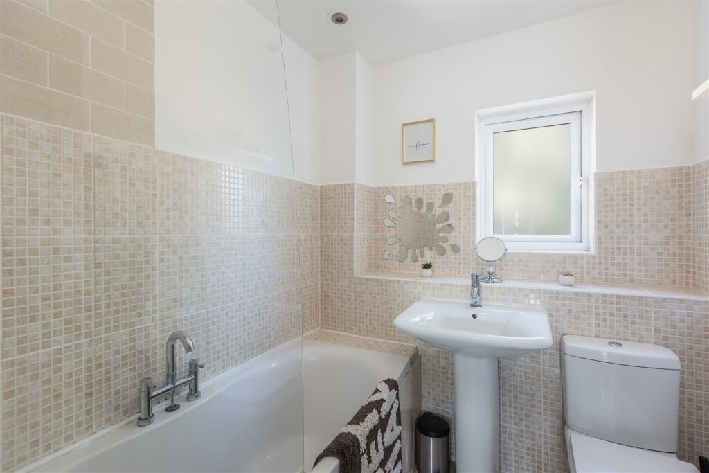 Pickwick Close 19 Bathroom-1.jpg