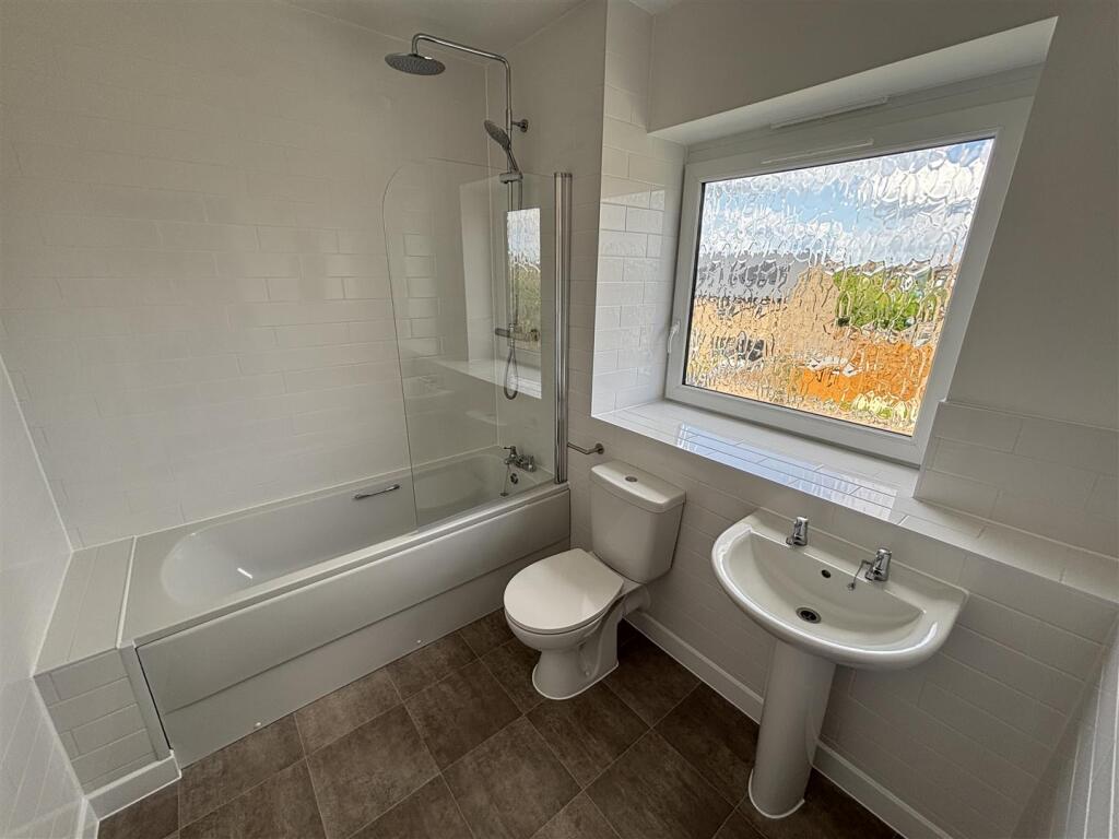 bathroom 2nd floor.jpg