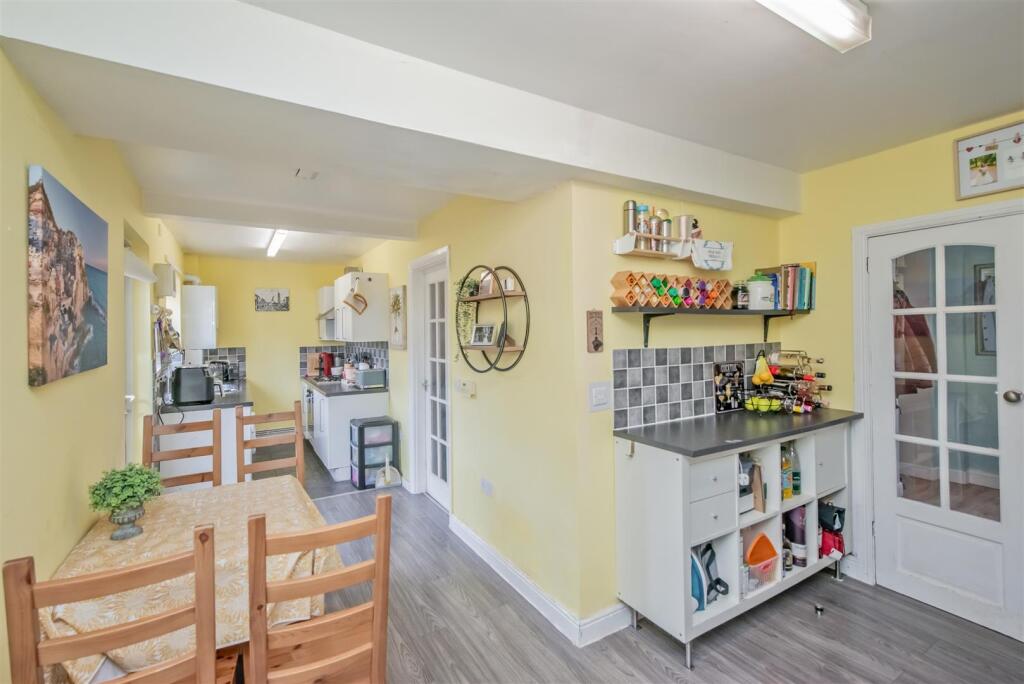 Fitted Kitchen / Dining Area: