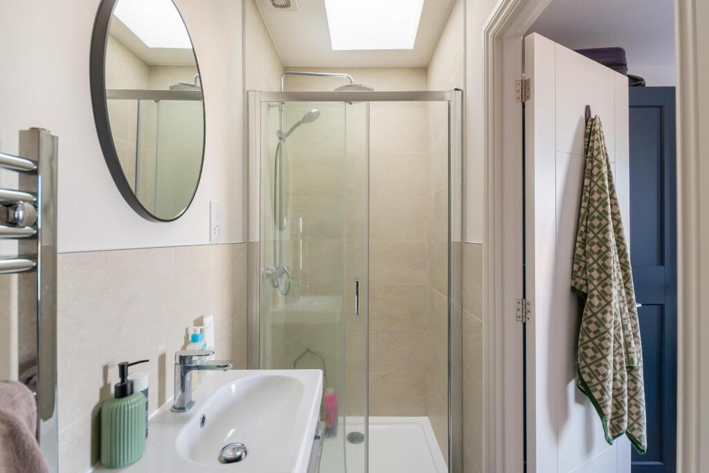 F1W3H4VP - Ensuite A.jpg