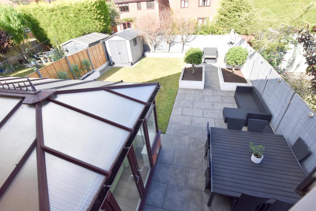 ENCLOSED REAR GARDEN