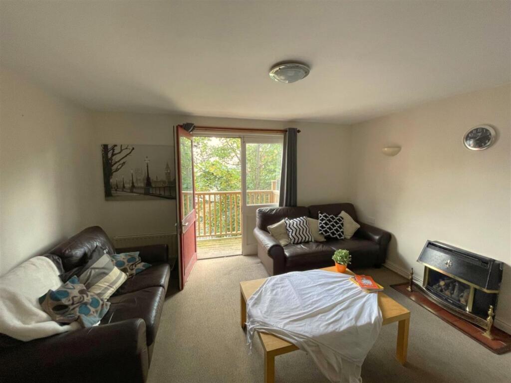 3 Moor End Lounge.jpg