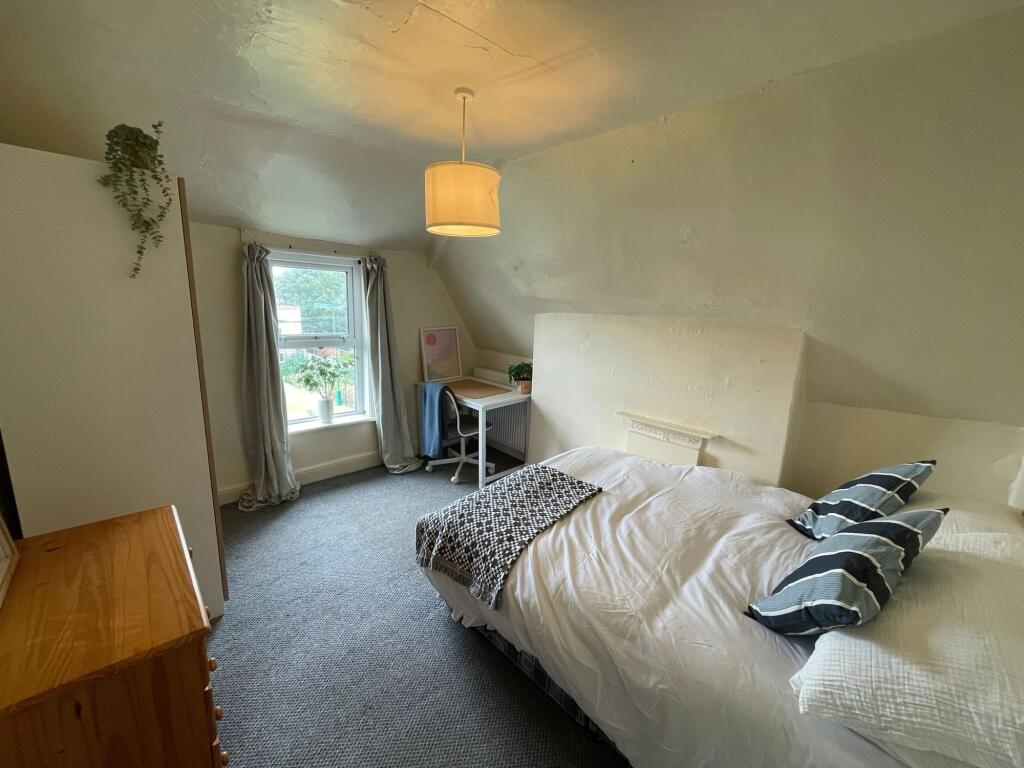 A cozy bedroom featuring a comfortable double b...