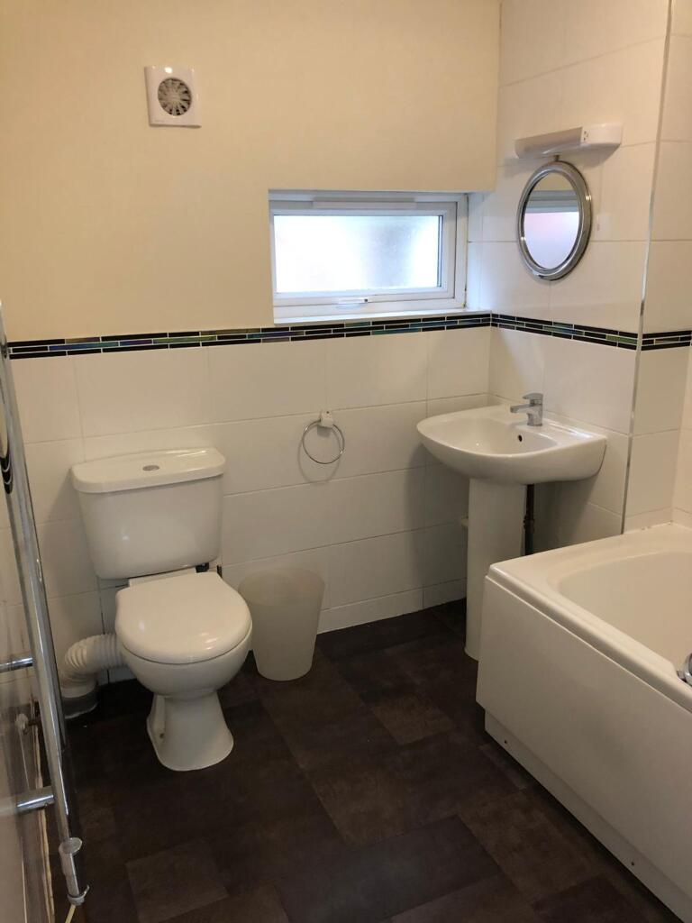 Flat 1 off-suite bathroom