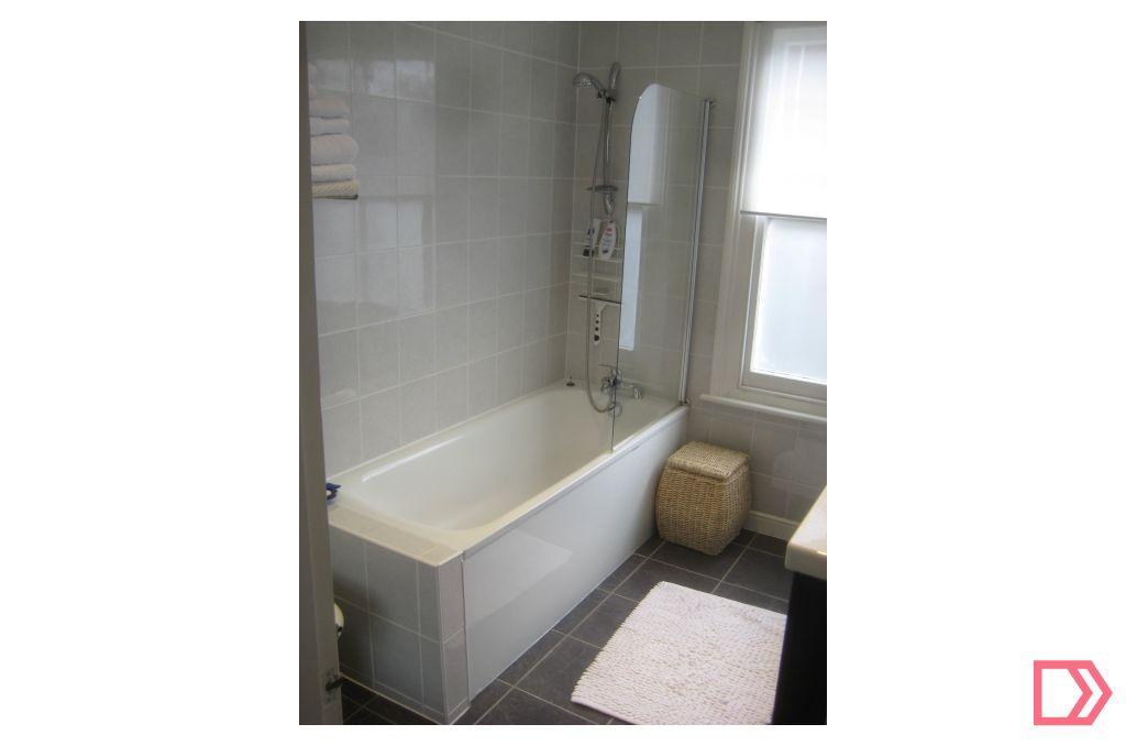 main bathroom- with WC (1)