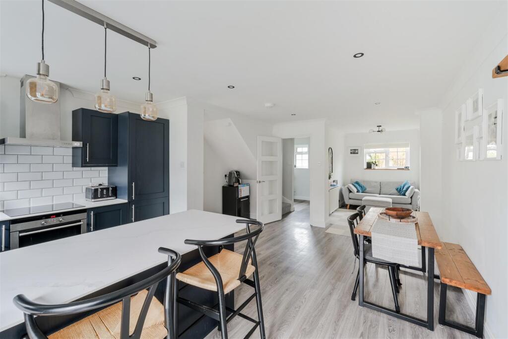 MIDDLE CLOSE (32).jpg