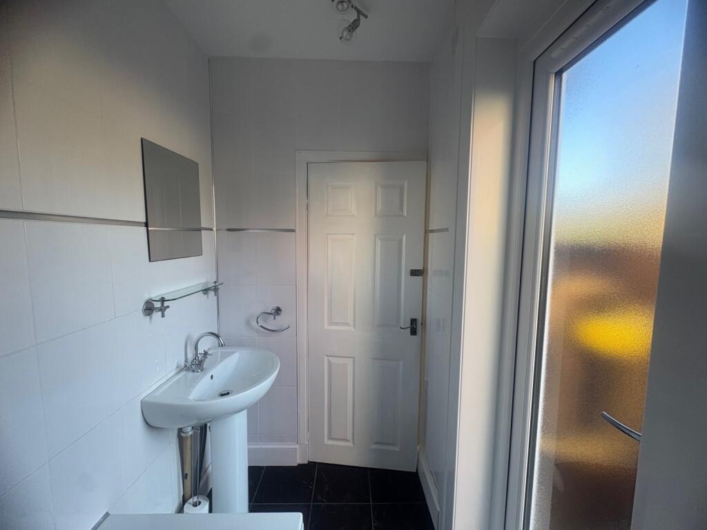 Downstairs bathroom_3