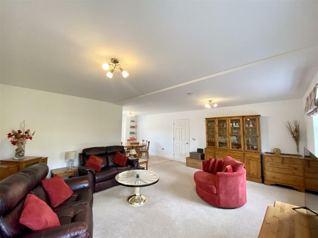 LIVING/DINING ROOM