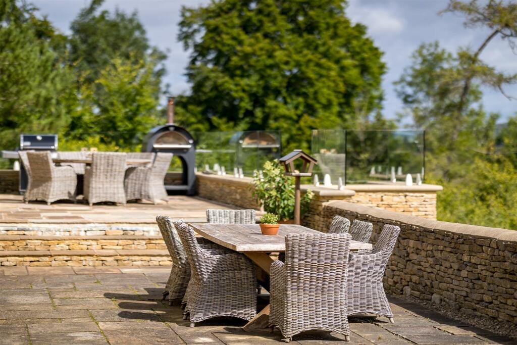 33 - Overbutterrow House - GL5 5BP - Web.jpg