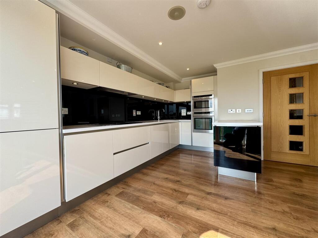 FITTED KITCHEN