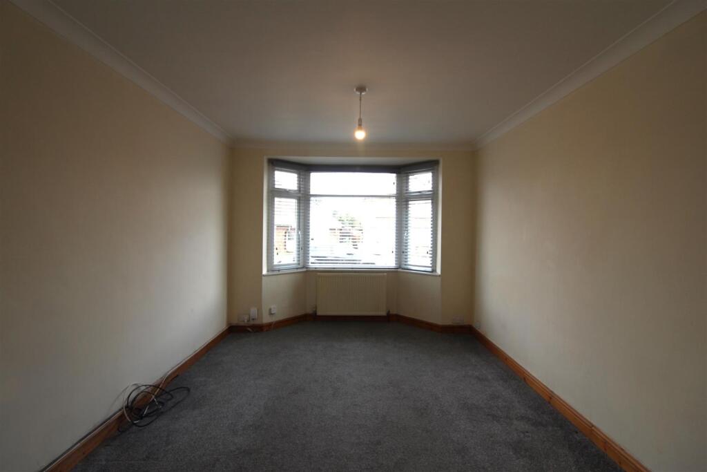 21 hillside road - living room .JPG