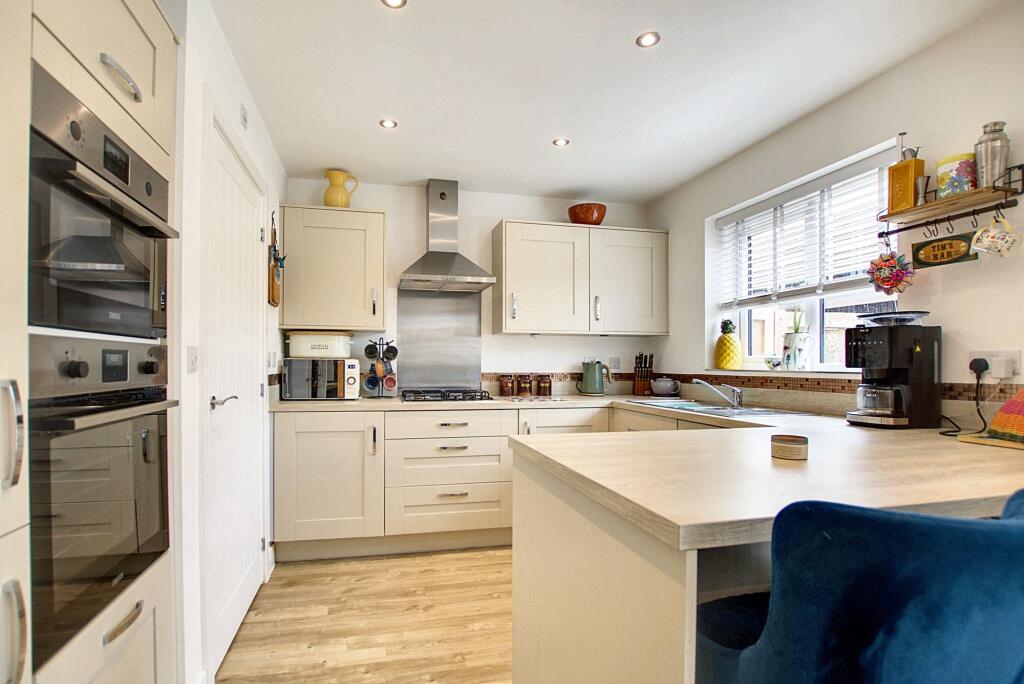 Modern Fitted Kitchen &amp; Dining Area