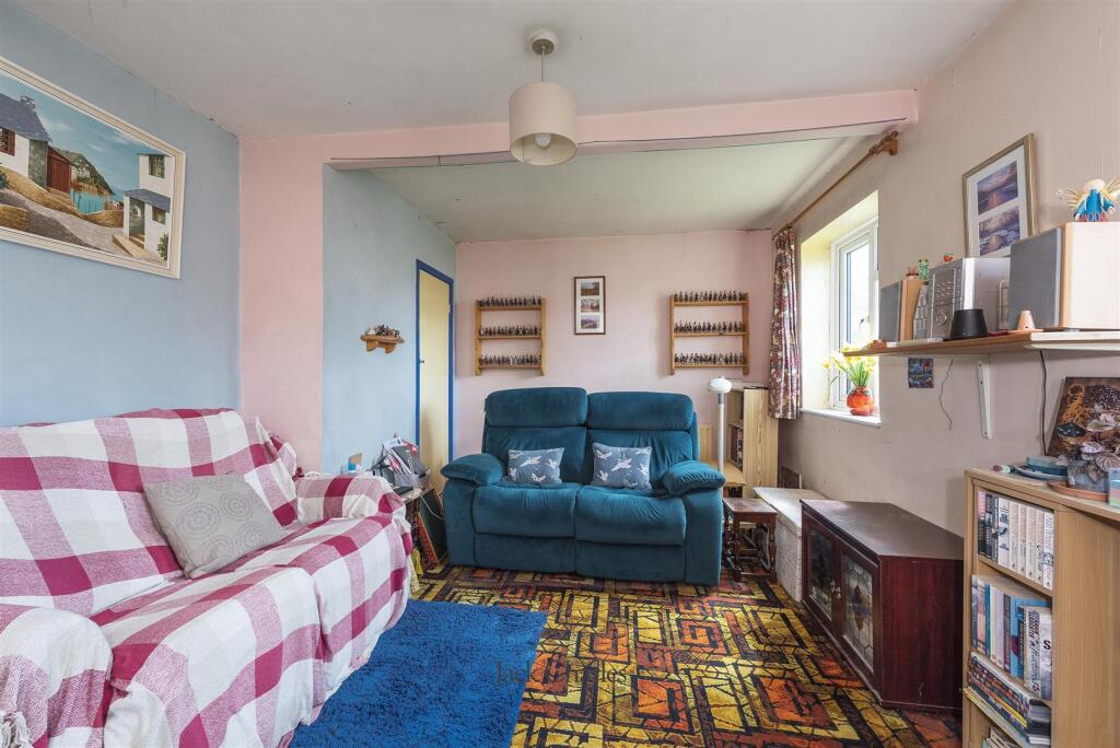 43 Burns Crescent, TN9 2PT 004.jpg