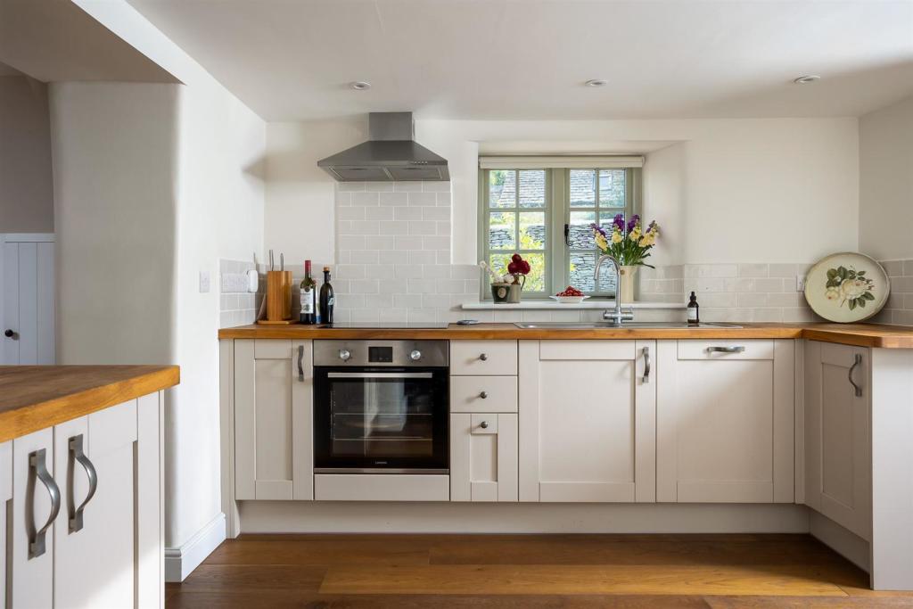 22 - St Anthony¿s Cottage - GL8 8TT - Web.jpg