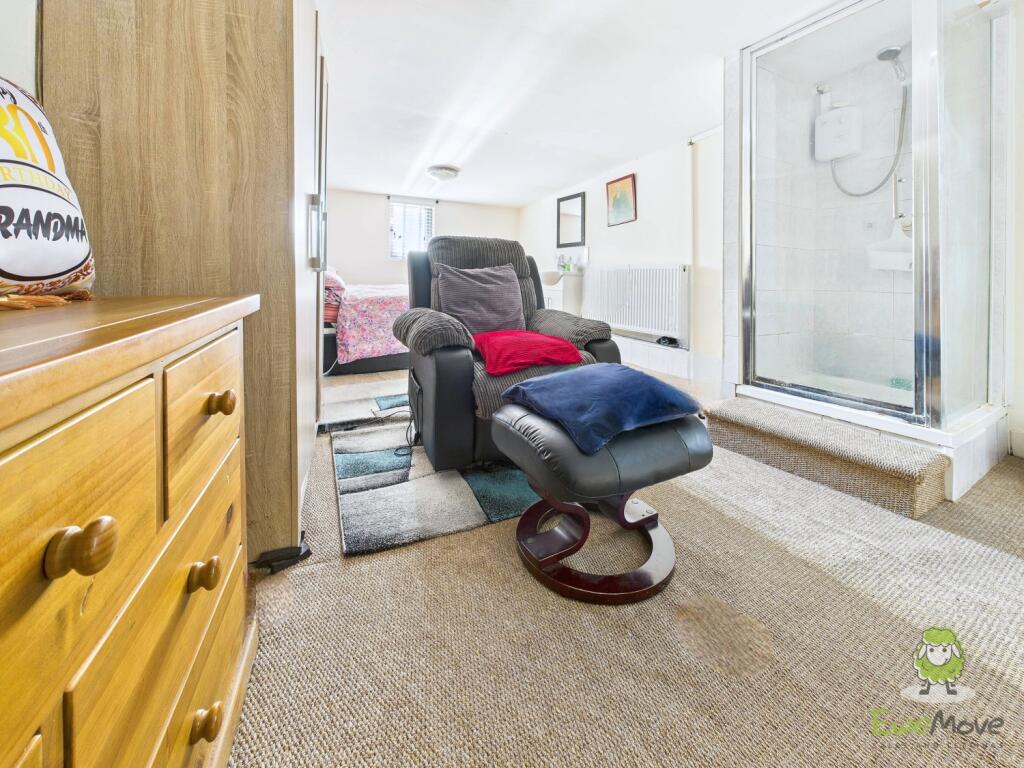 CAM01543G0-PR0164-STILL009