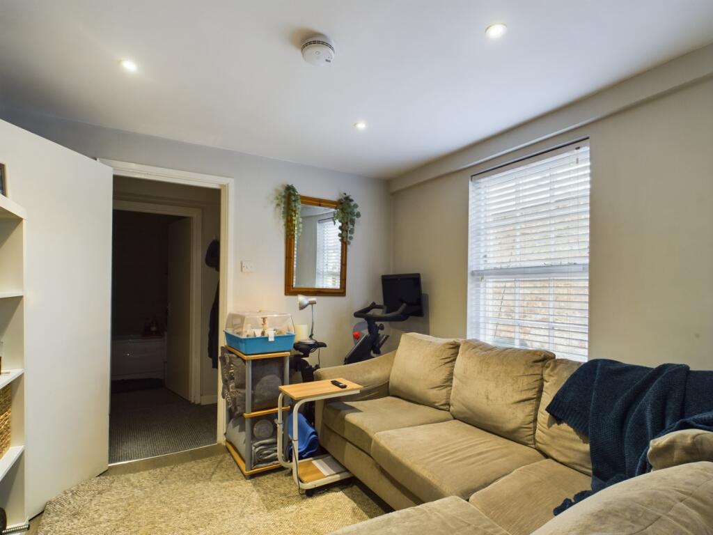 CAM01740G0-PR0253-STILL009