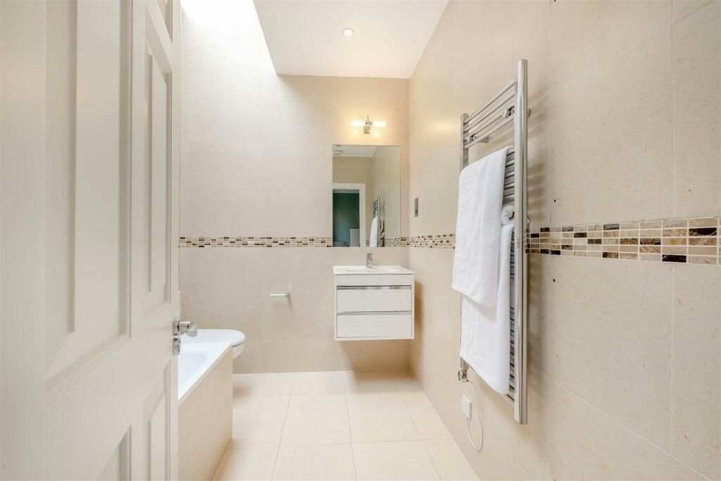 8515327-interior26.jpg