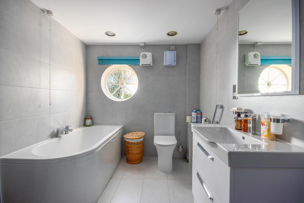 Principal en suite bathroom