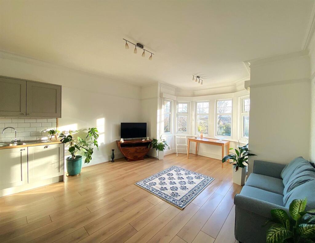 69 De la Warr Rd - Lounge1.jpg