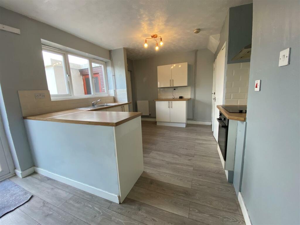 Kitchen 5.jpg