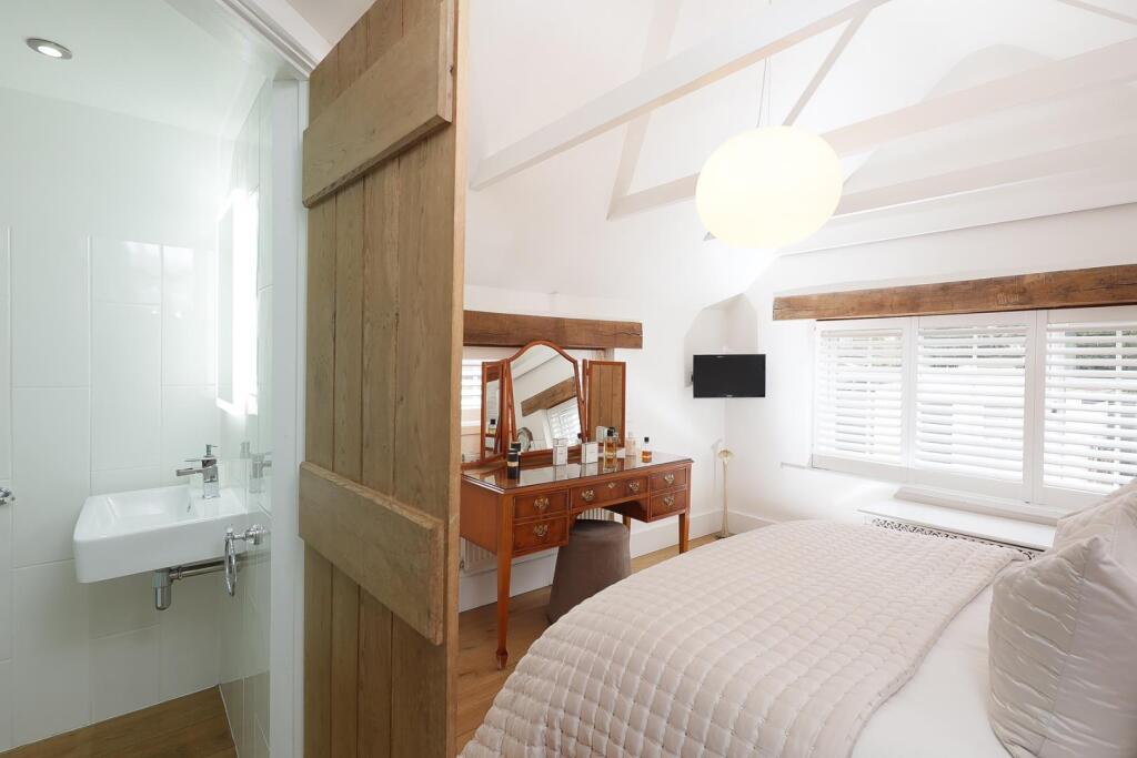 Long Leys Cottage bedroom_-2.jpg