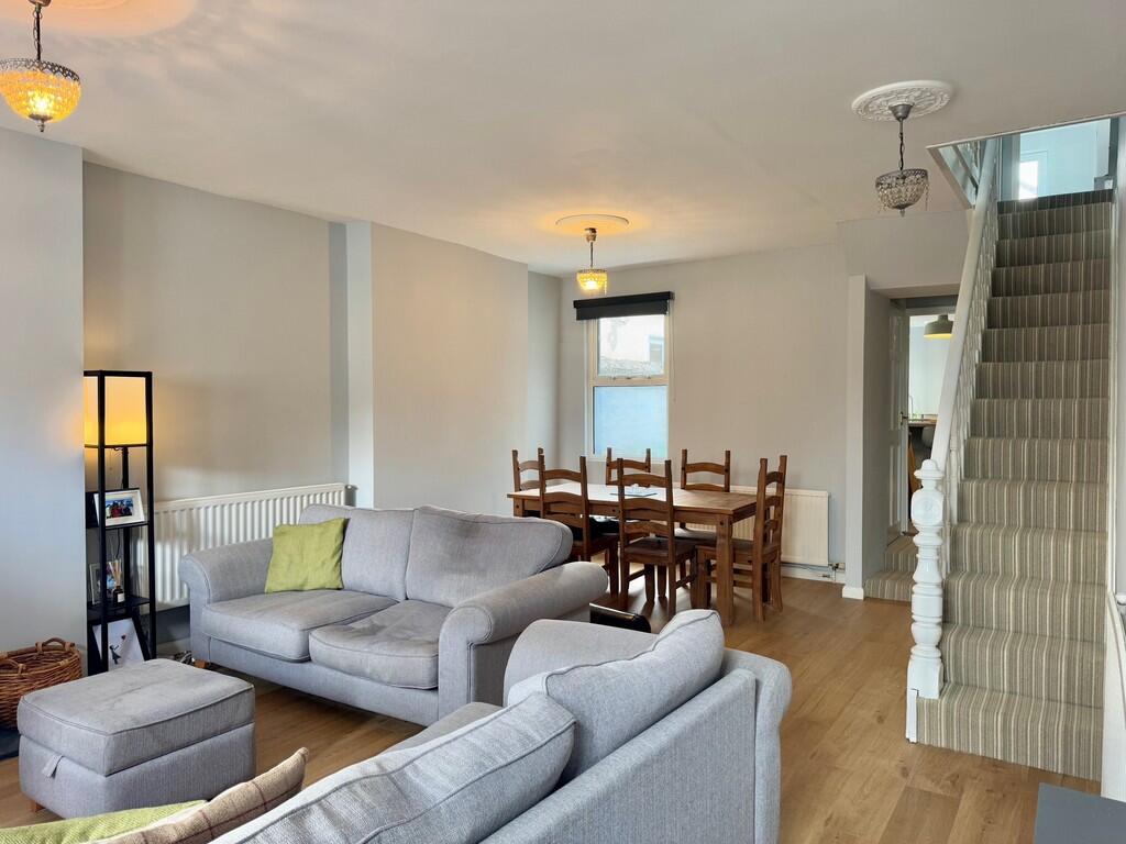 Open plan lounge ...