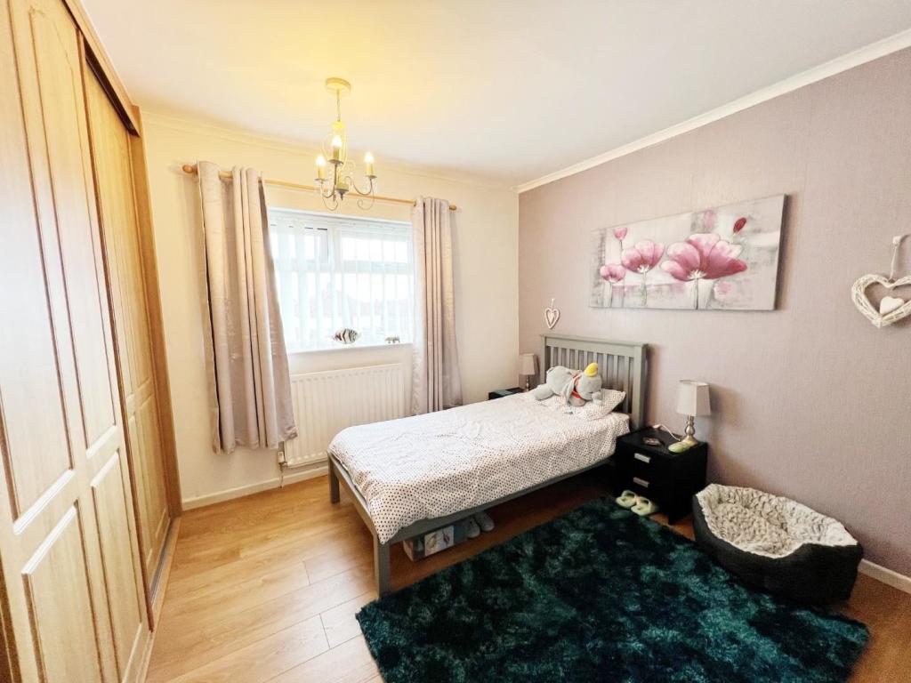Bedroom 1 pic 2.jpg