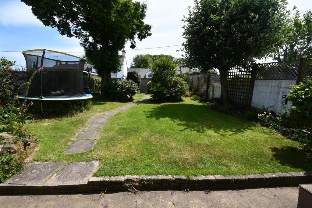 FRONT GARDEN