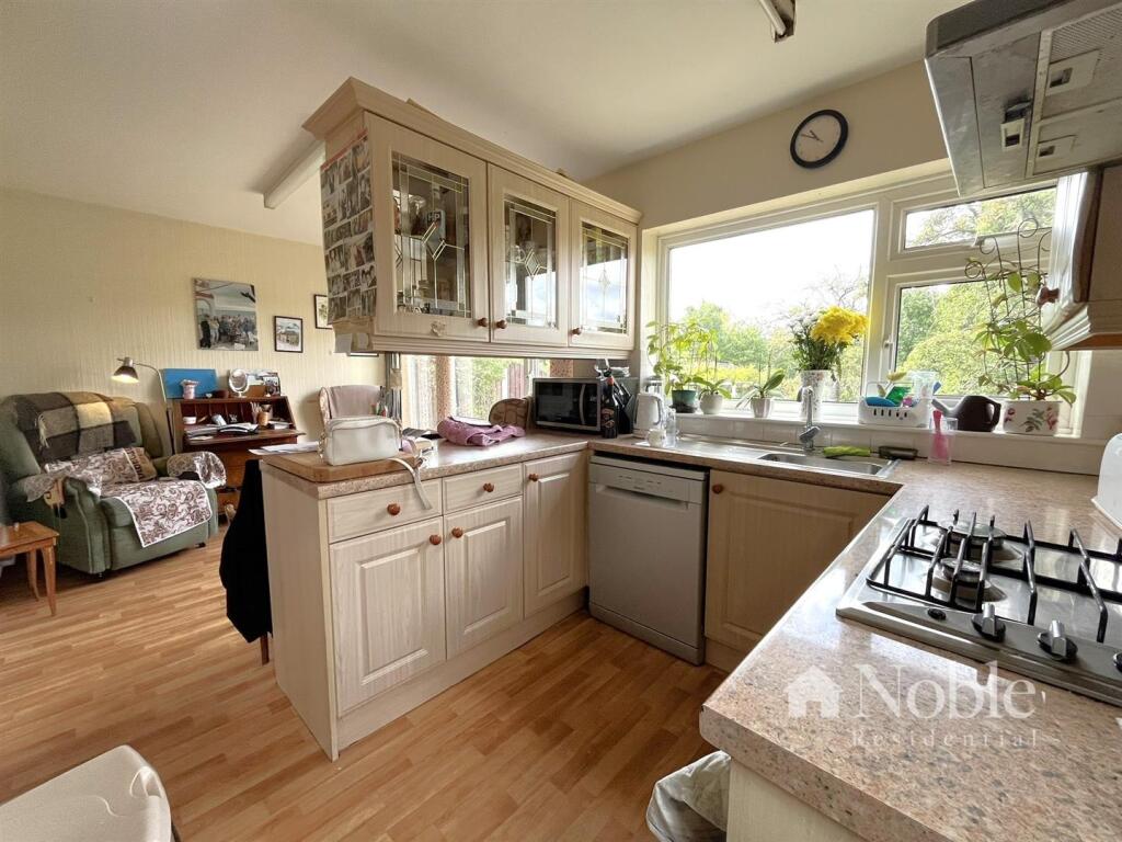 Kitchen/ Dining Room