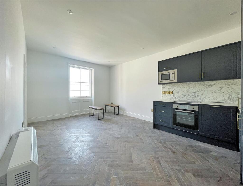 Open Plan Living Room/Kitchen