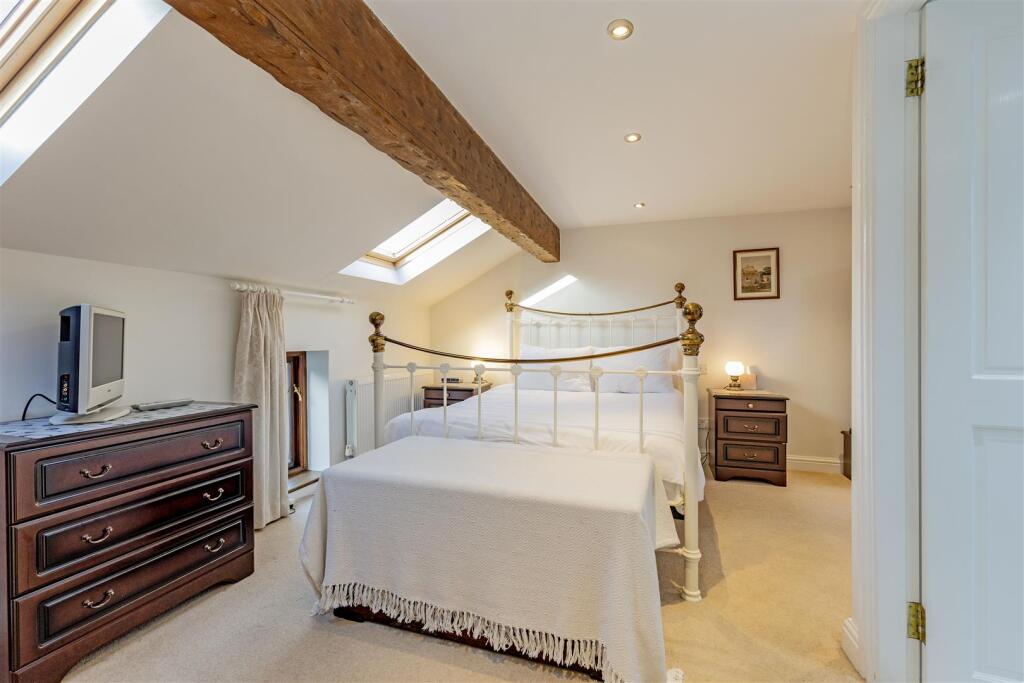Bedroom 1-1.jpg