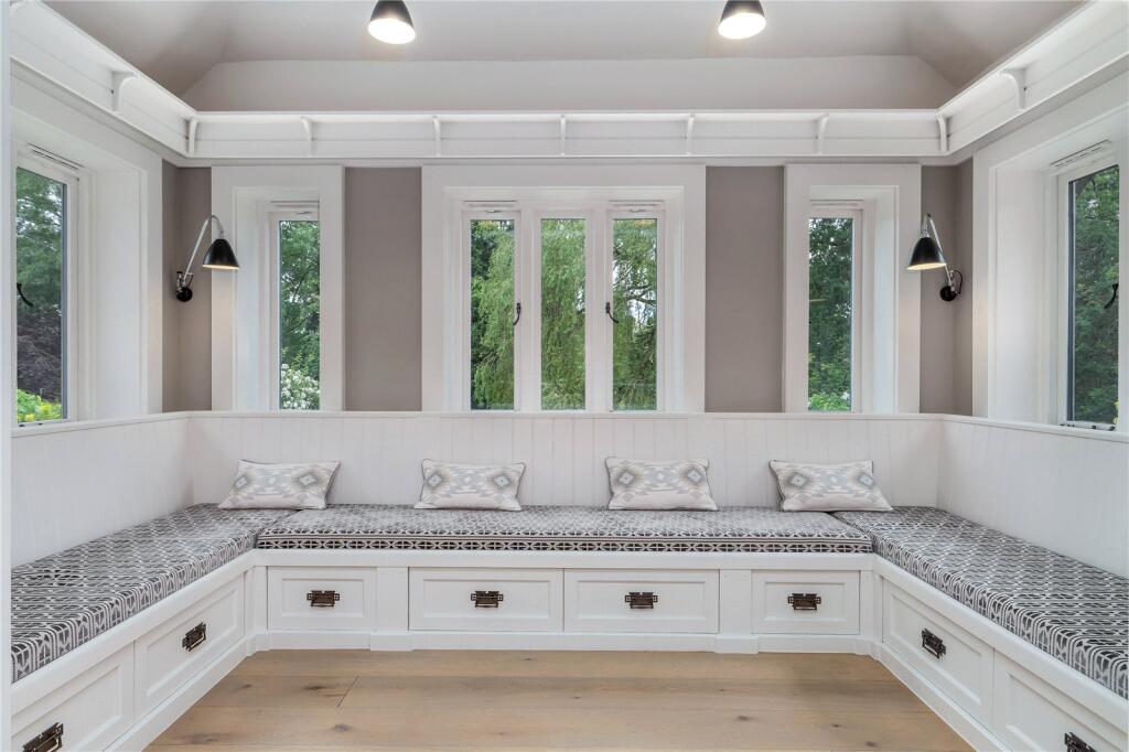 Landing/Reading Nook