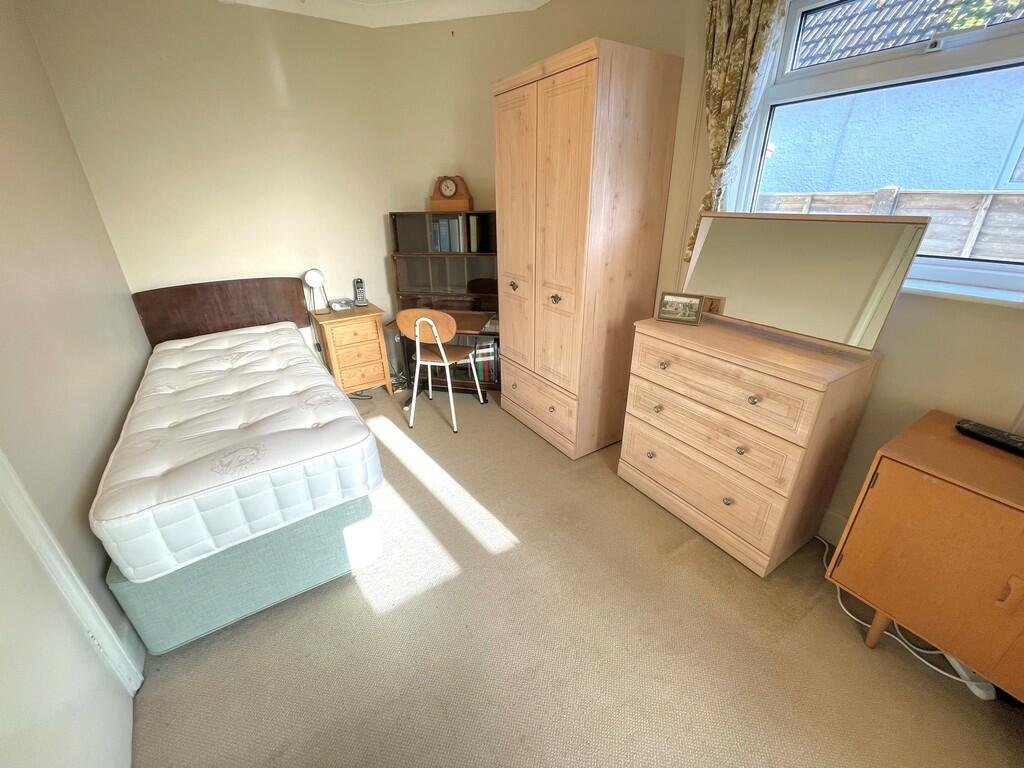 29 Knightscroft A...