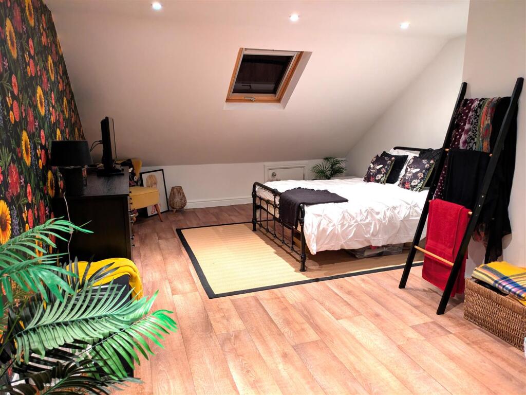 bedroom 1 vendors photo.jpg