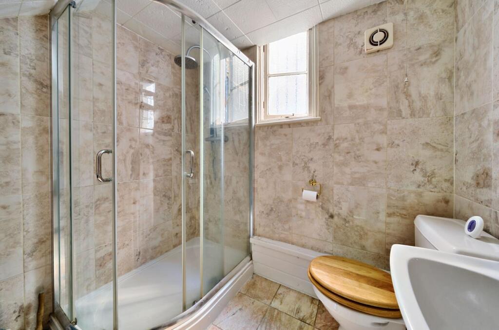 GF shower room.jpg