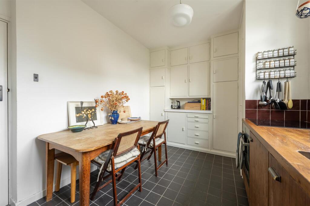 Chatsworth Estate, E5