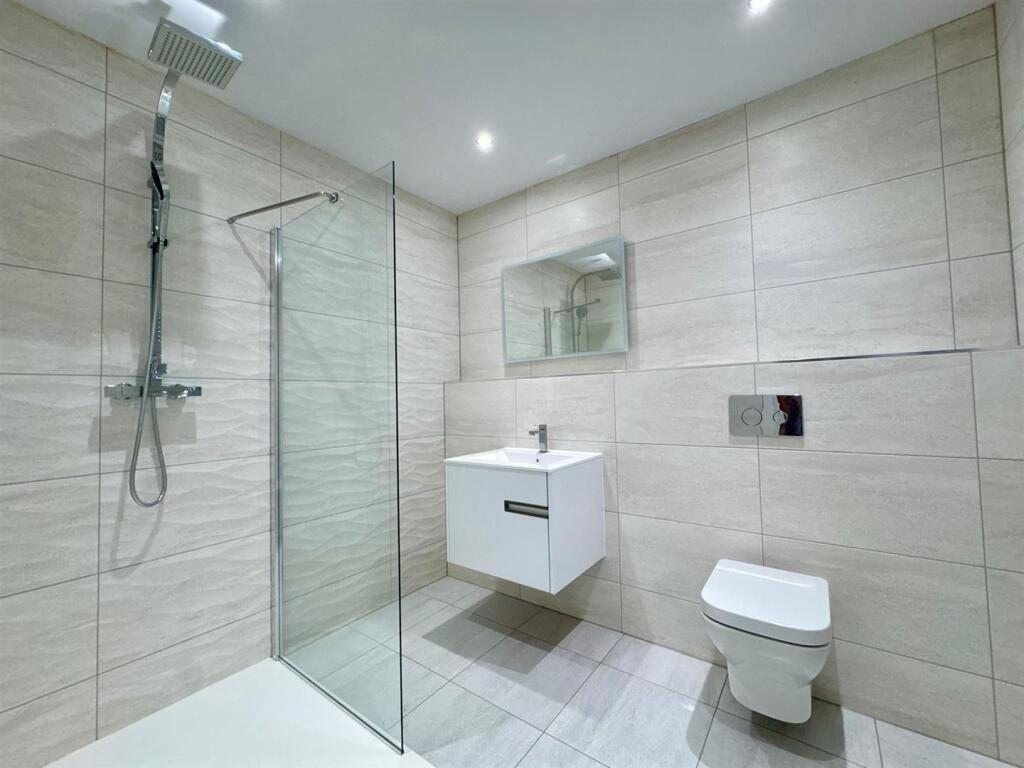 Master ensuite.jpg