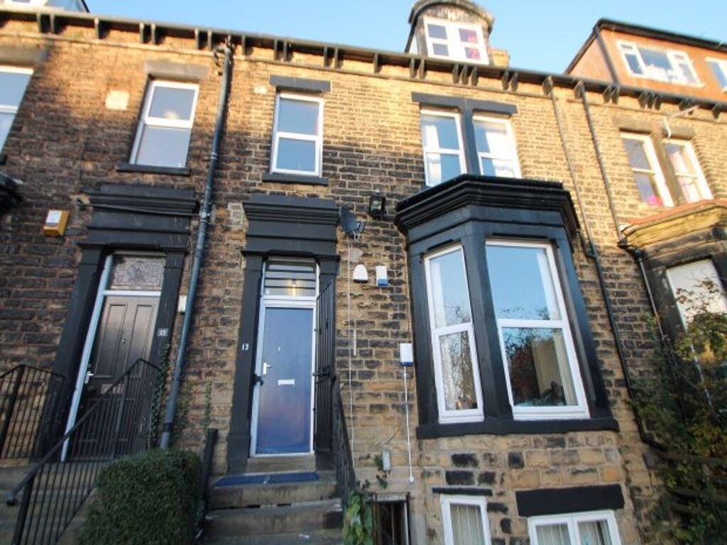 A charming traditional terraced house with a st...