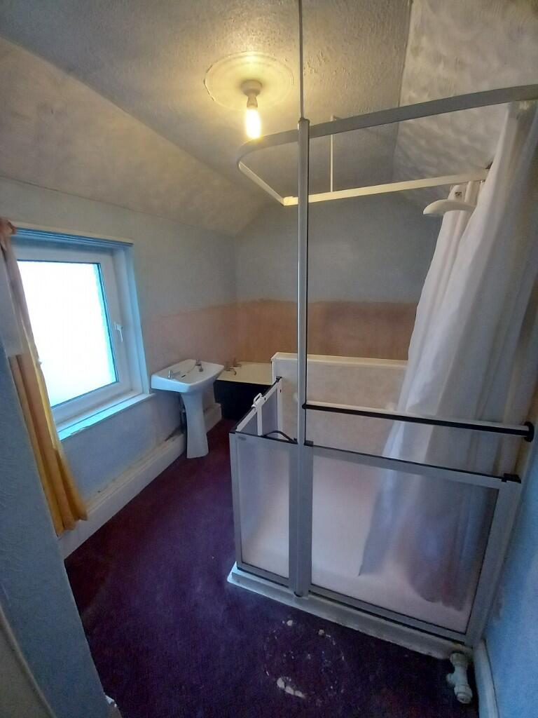 BATH/SHOWER ROONM 