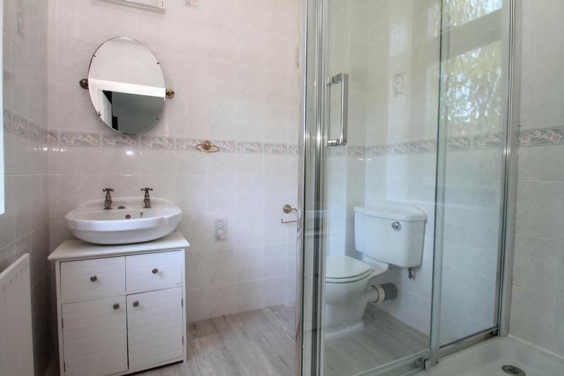 Ensuite to bed 3