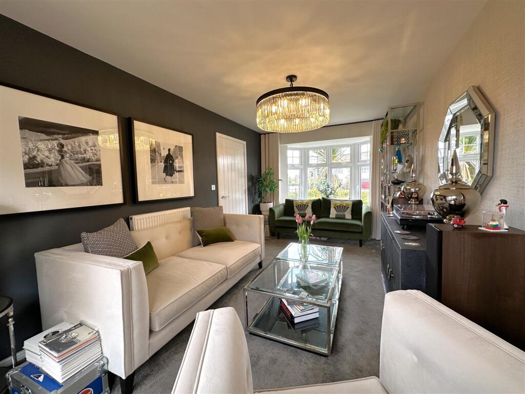 Dual-Aspect Lounge 625