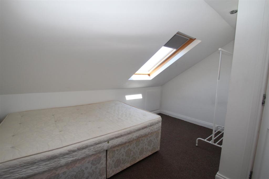 104 manners Bed6.JPG
