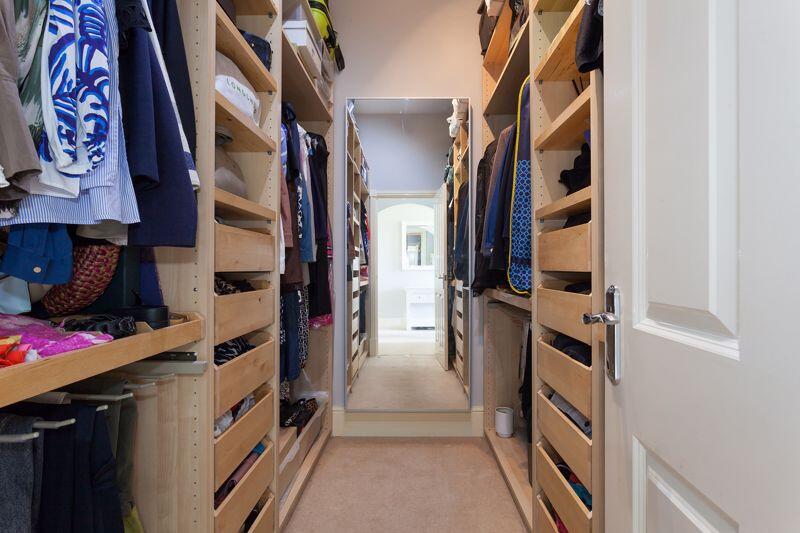 WALK-IN WARDROBE