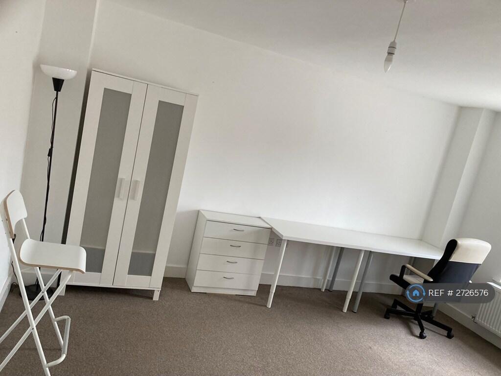 Room 1 Extremely Large With Double Desk  
