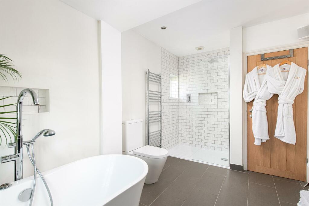 Bathroom_2.jpg