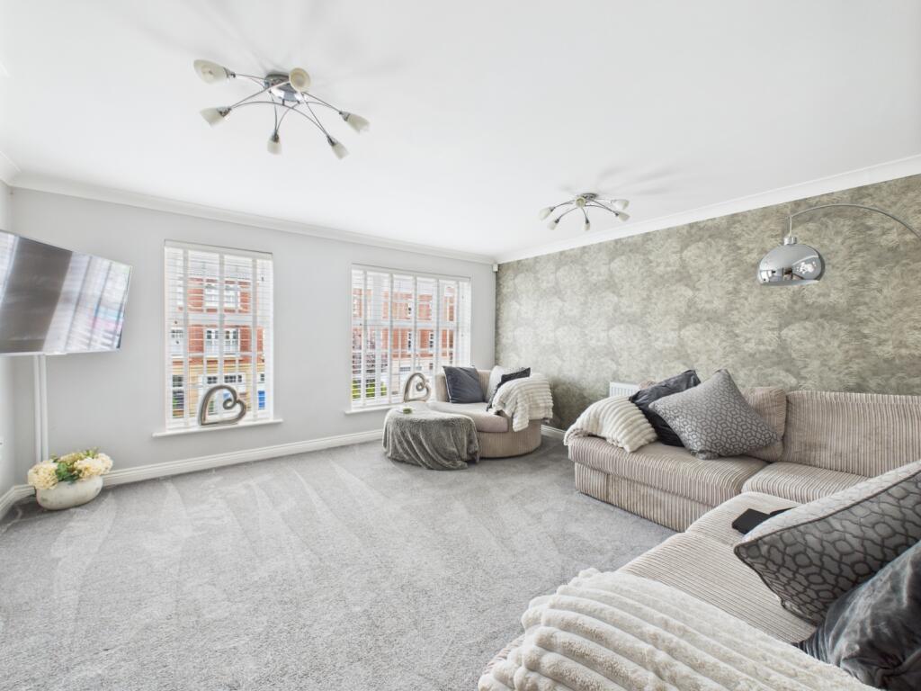 CAM03729G0-PR0079-STILL023